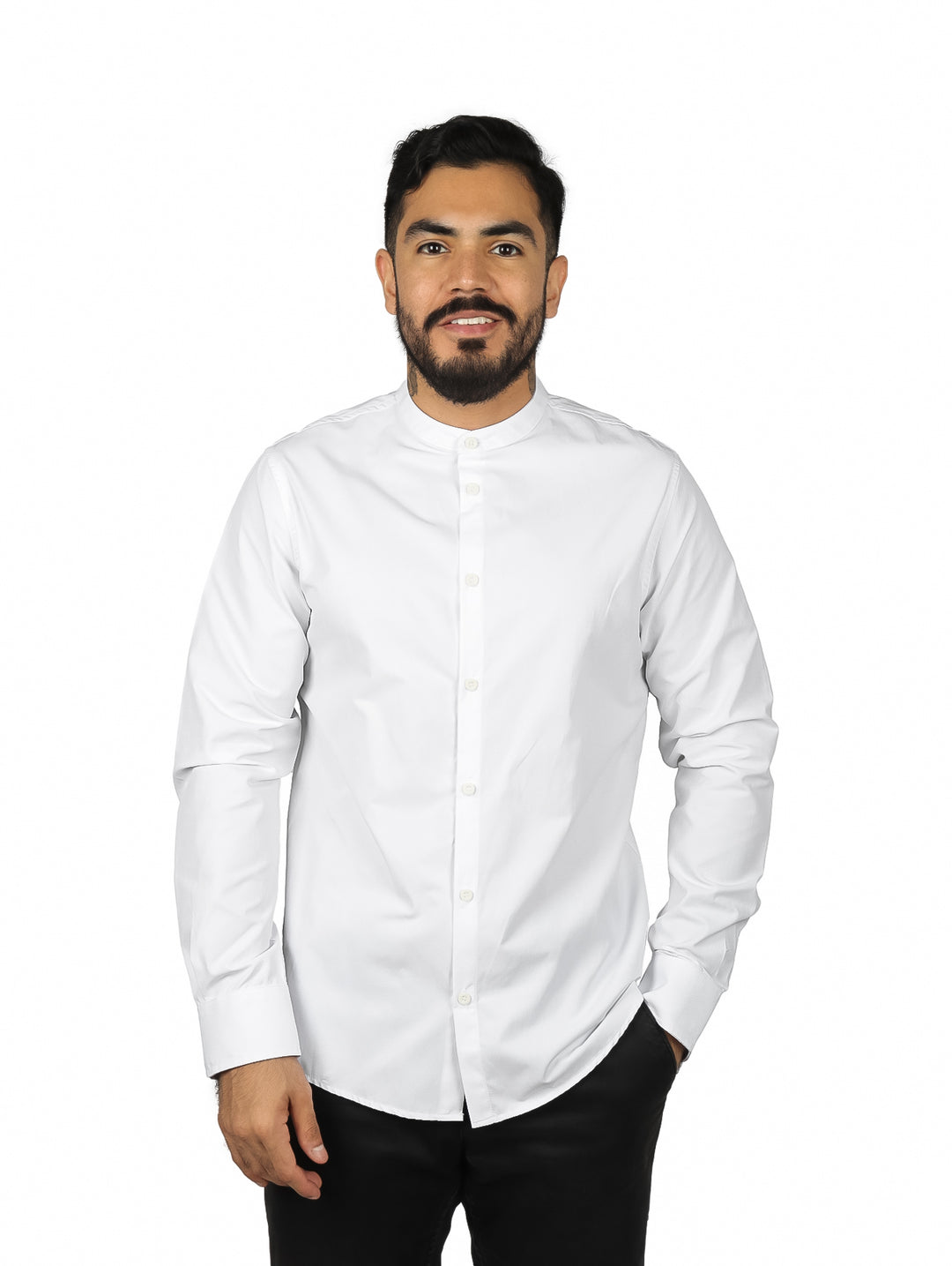 Hombre vistiendo una camisa blanca de manga larga con cuello henley y botones frontales.