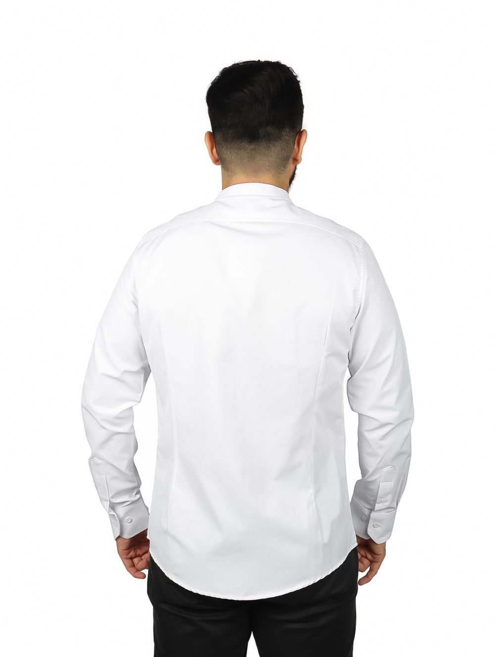 Hombre vistiendo una camisa blanca de manga larga con cuello henley y botones frontales.
