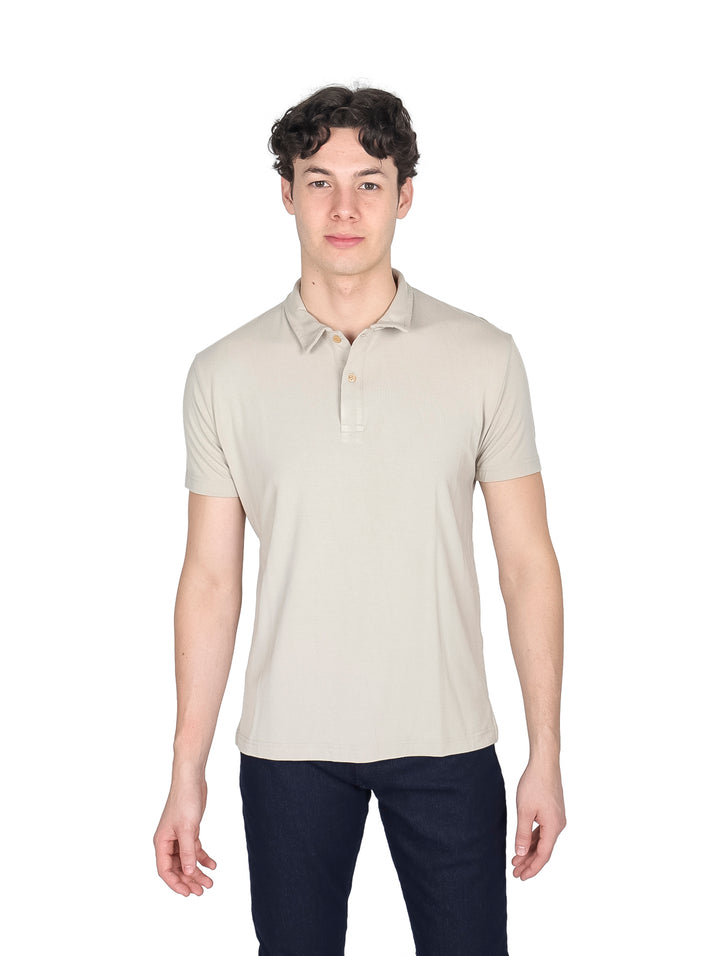 Hombre vistiendo una playera polo de color beige con cuello y botones.