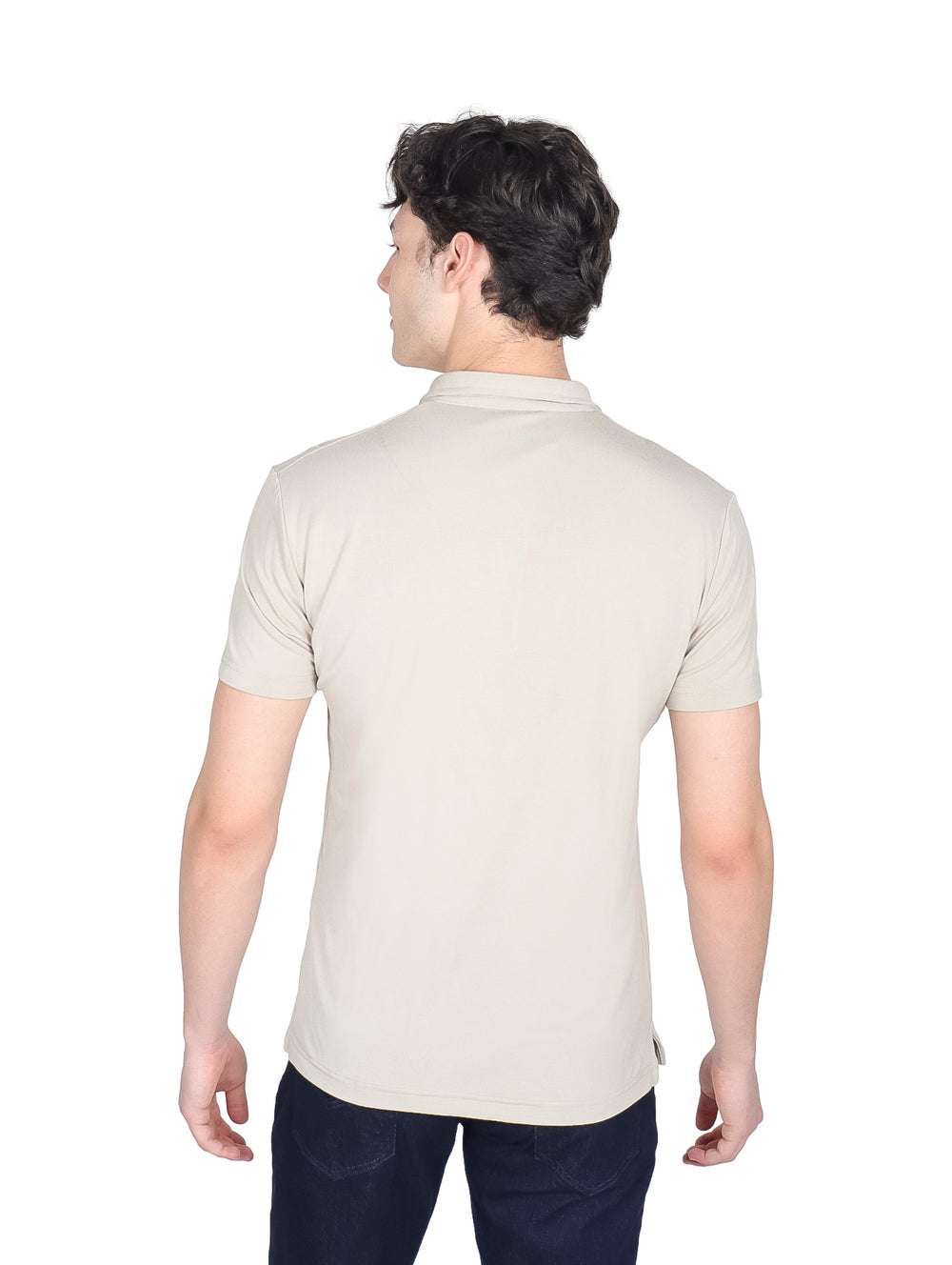 Hombre vistiendo una playera polo de color beige con cuello y botones.