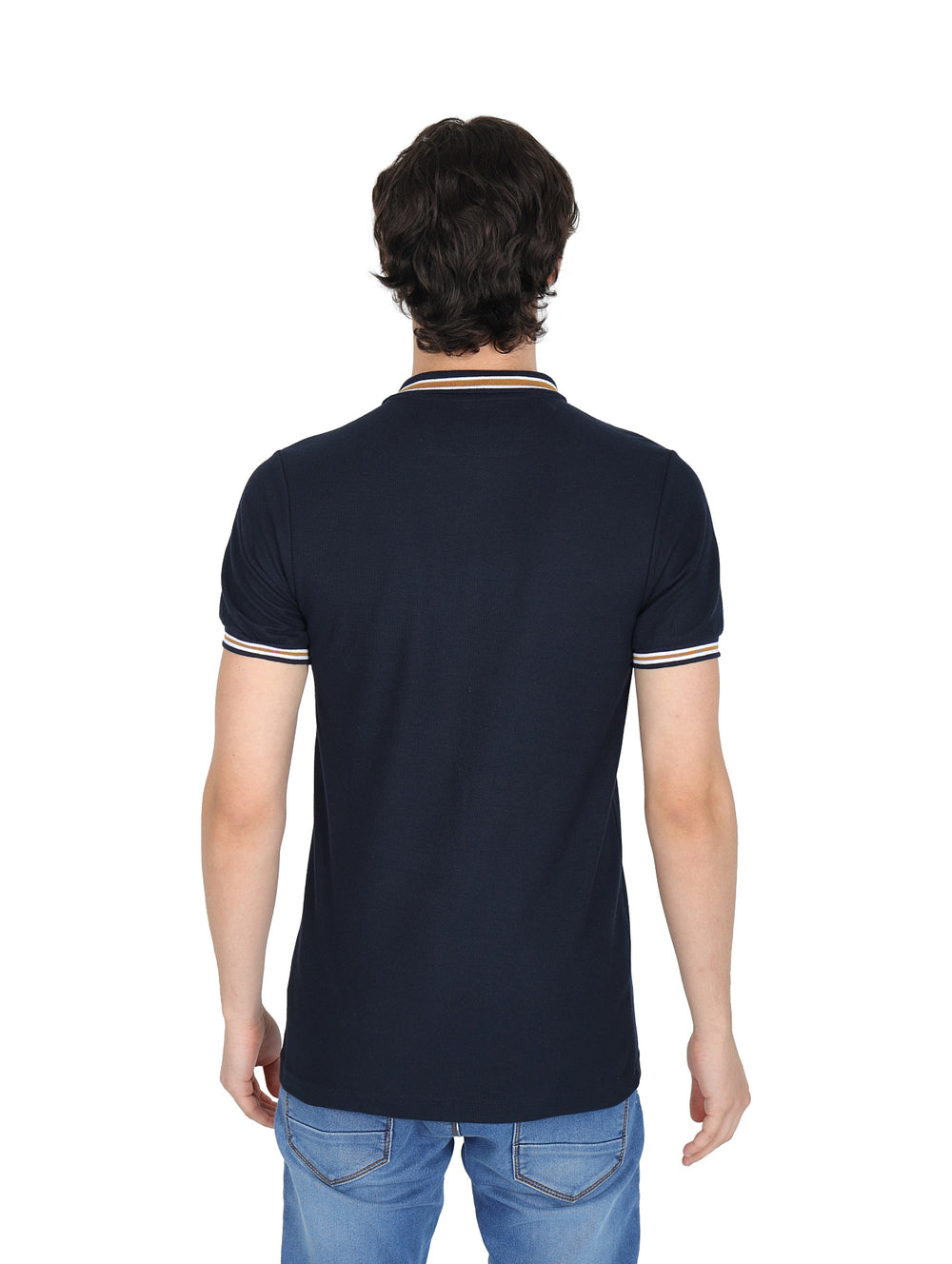 Hombre vistiendo playera polo color marino con detalles de rayas blancas y beige en el cuello y mangas.