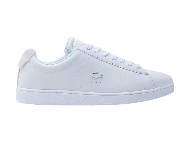 Tenis Lacoste Carnaby Evo en color blanco, de cuero liso con suela blanca y cordones.