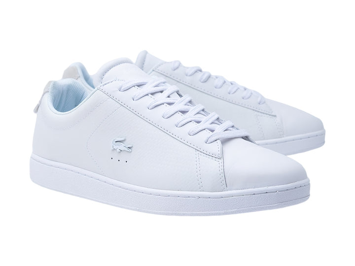 Tenis Lacoste Carnaby Evo en color blanco, de cuero liso con suela blanca y cordones.