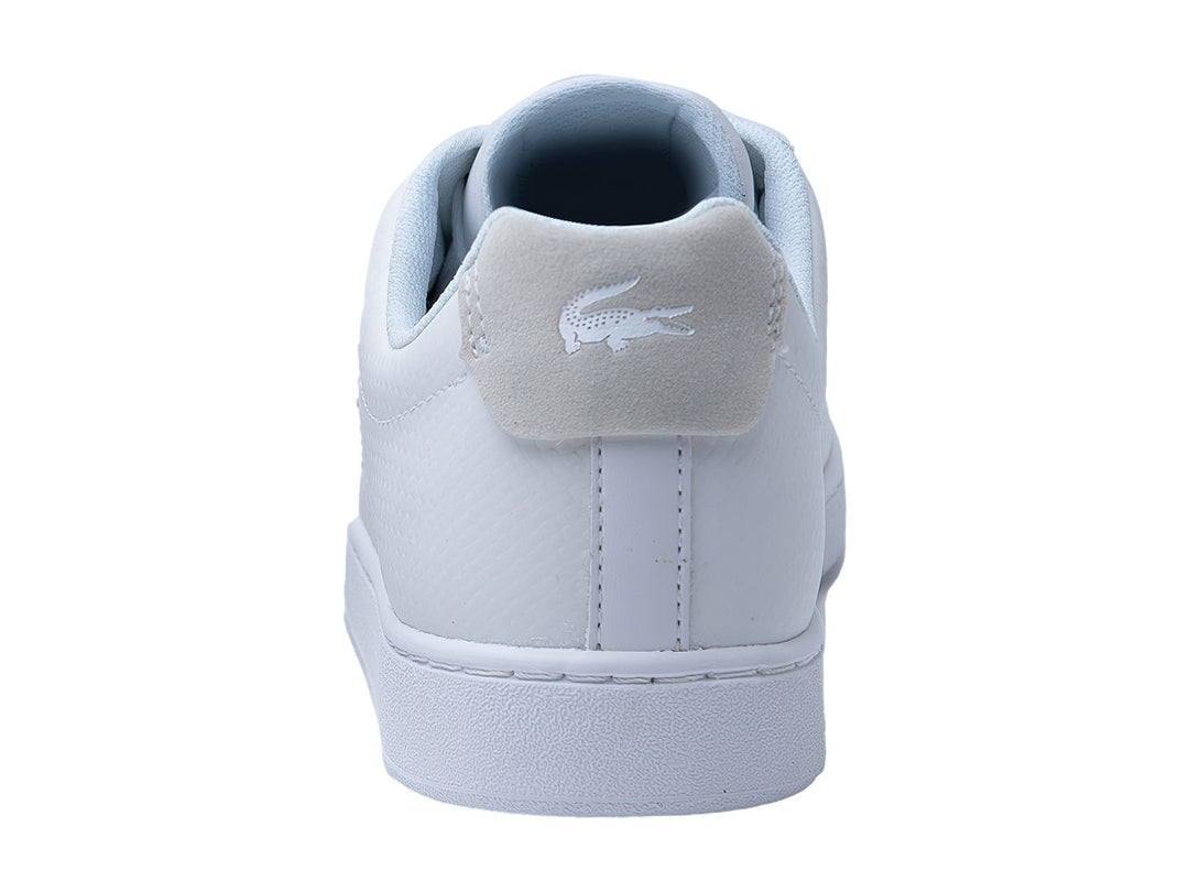 Tenis Lacoste Carnaby Evo en color blanco, de cuero liso con suela blanca y cordones.