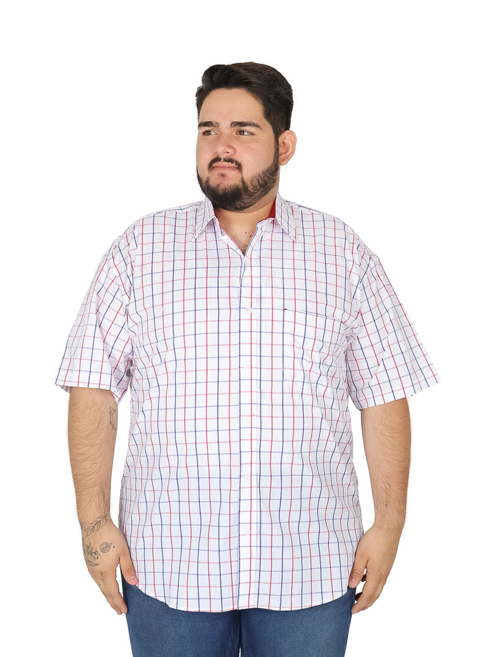 Hombre vistiendo camisa blanca de manga corta con patrón de cuadros azules y rojos.