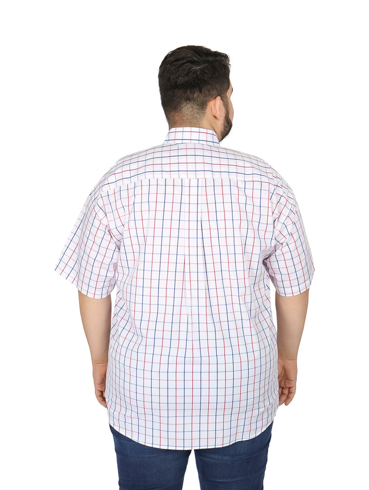 Hombre vistiendo camisa blanca de manga corta con patrón de cuadros azules y rojos.