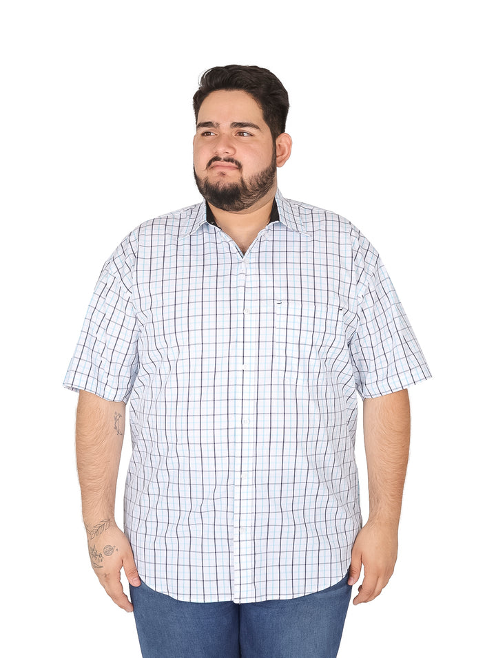 Hombre vistiendo camisa blanca de manga corta con estampado de cuadros azules y negros.
