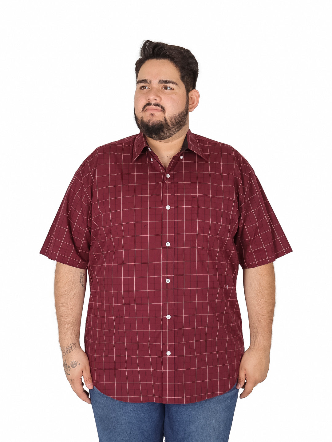 Hombre vistiendo camisa de manga corta color tinto con patrón de cuadros blancos.