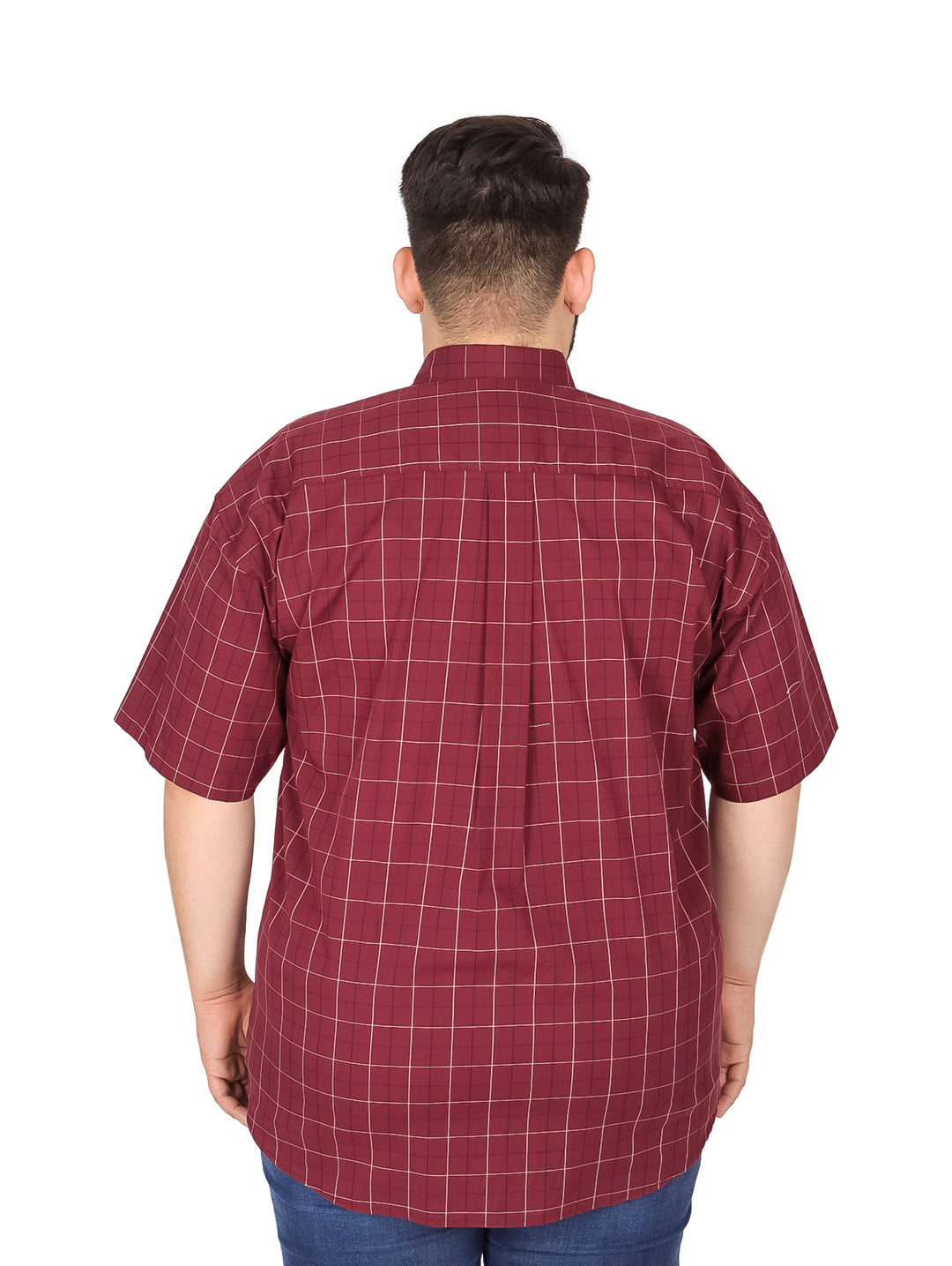 Hombre vistiendo camisa de manga corta color tinto con patrón de cuadros blancos.