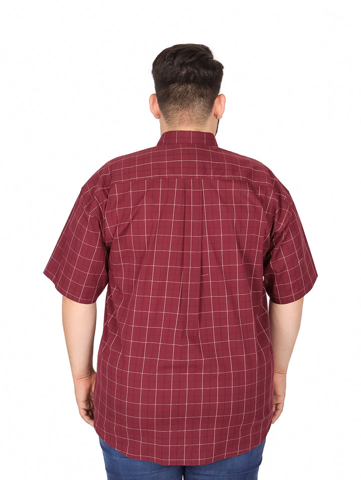 Hombre vistiendo camisa de manga corta color tinto con patrón de cuadros blancos.