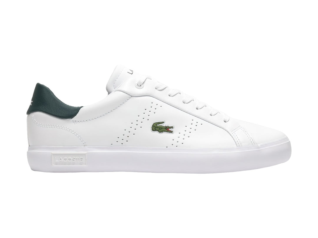 Tenis Lacoste Powercourt 2.0 en color blanco con detalle verde en el talón y logotipo del cocodrilo lateral.