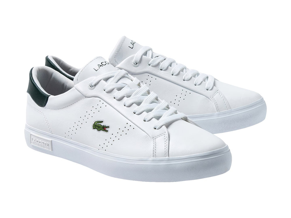Tenis Lacoste Powercourt 2.0 en color blanco con detalle verde en el talón y logotipo del cocodrilo lateral.