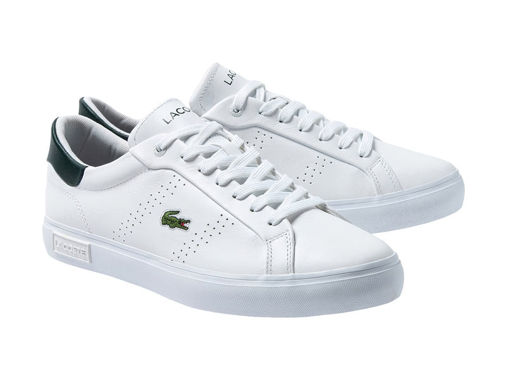 Tenis Lacoste Powercourt 2.0 en color blanco con detalle verde en el talón y logotipo del cocodrilo lateral.