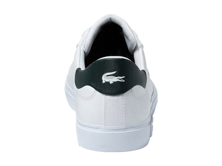Tenis Lacoste Powercourt 2.0 en color blanco con detalle verde en el talón y logotipo del cocodrilo lateral.