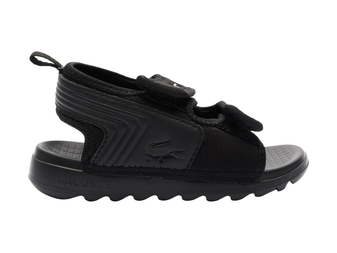 Sandalia infantil Lacoste de color negro con correas de velcro y suela dentada.
