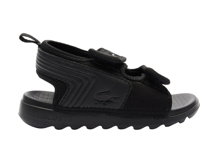Sandalia infantil Lacoste de color negro con correas de velcro y suela dentada.