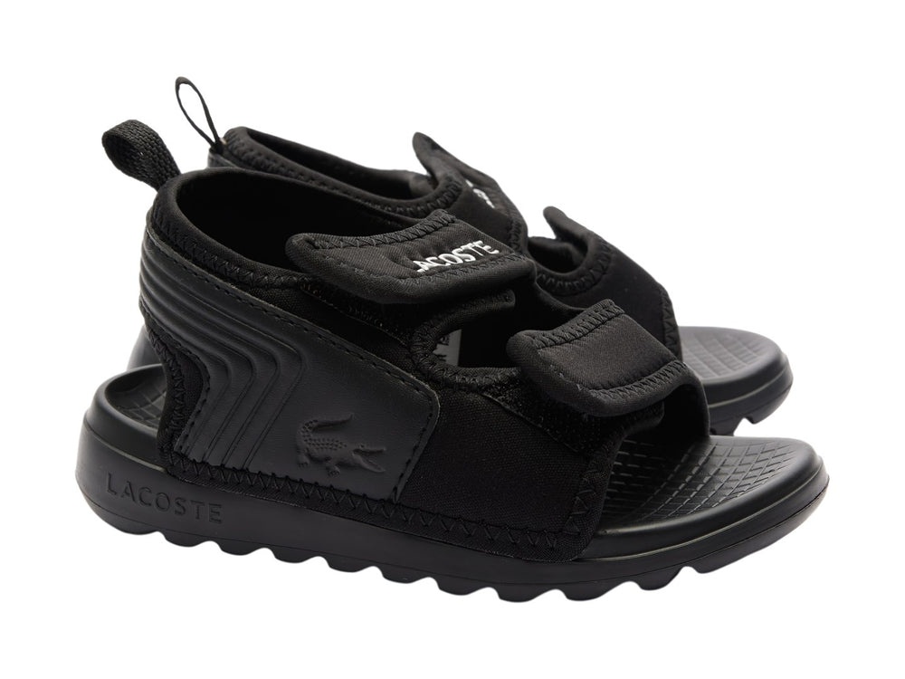 Sandalia infantil Lacoste de color negro con correas de velcro y suela dentada.