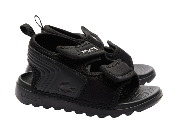 Sandalia infantil Lacoste de color negro con correas de velcro y suela dentada.