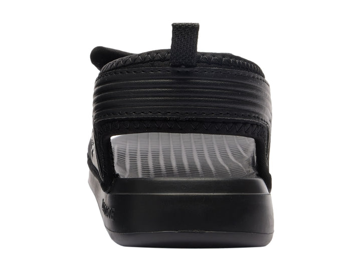 Sandalia infantil Lacoste de color negro con correas de velcro y suela dentada.