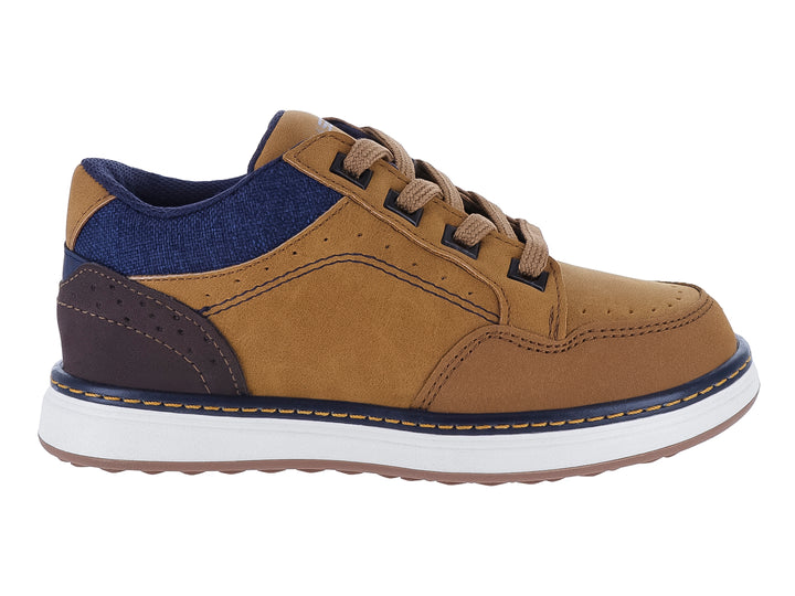 Zapato casual para niño en color café con detalles en azul marino y suela blanca.