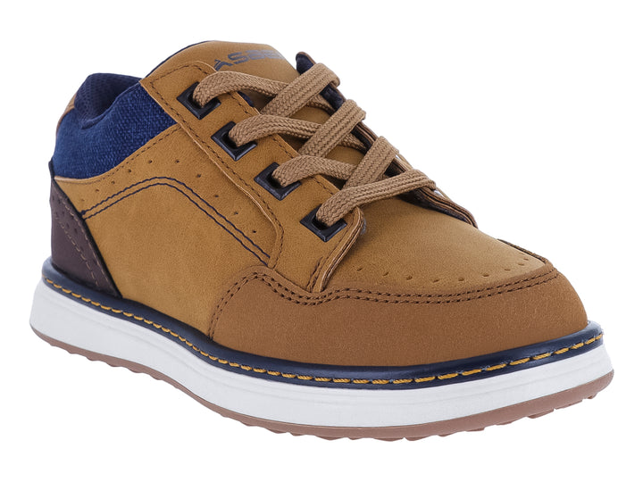 Zapato casual para niño en color café con detalles en azul marino y suela blanca.