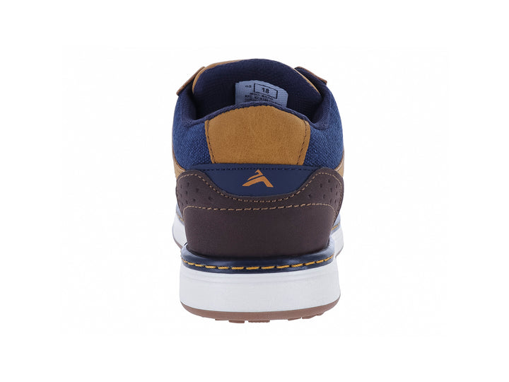 Zapato casual para niño en color café con detalles en azul marino y suela blanca.