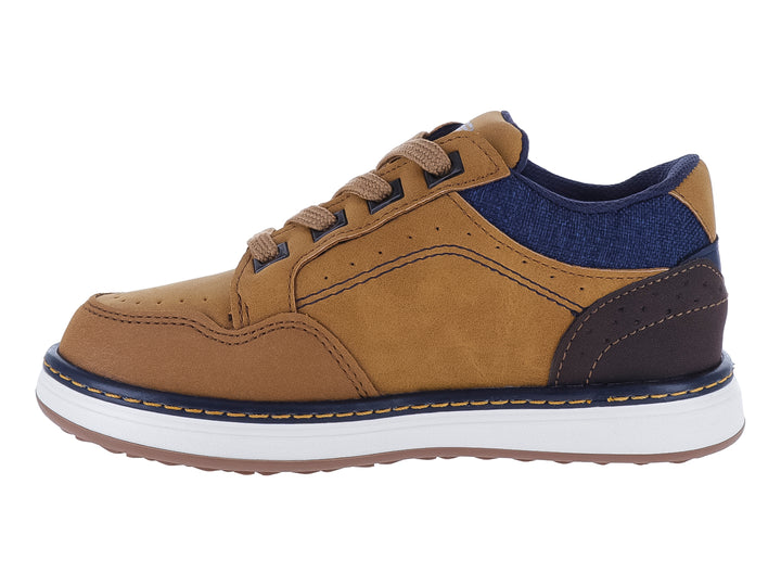 Zapato casual para niño en color café con detalles en azul marino y suela blanca.