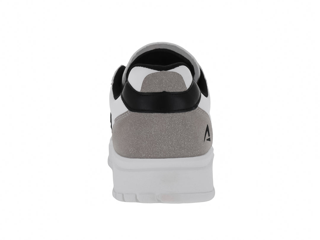 Tenis blancos con detalles en gris y negro y suela blanca ancha.