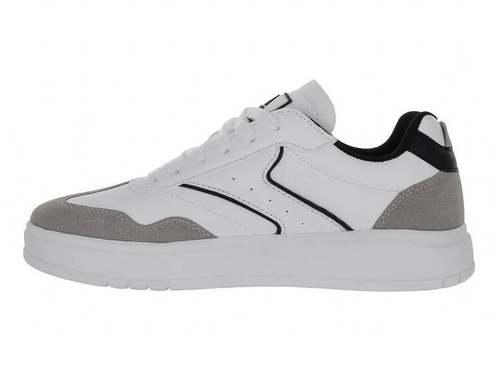 Tenis blancos con detalles en gris y negro y suela blanca ancha.