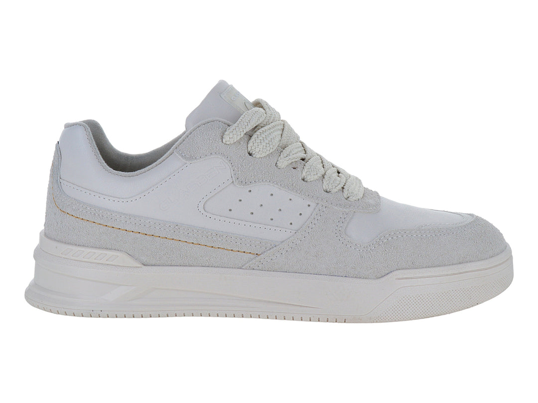 Tenis casuales color gris claro con suela blanca y detalles en gamuza.