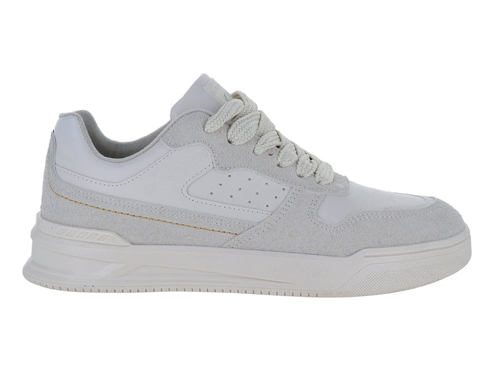 Tenis casuales color gris claro con suela blanca y detalles en gamuza.