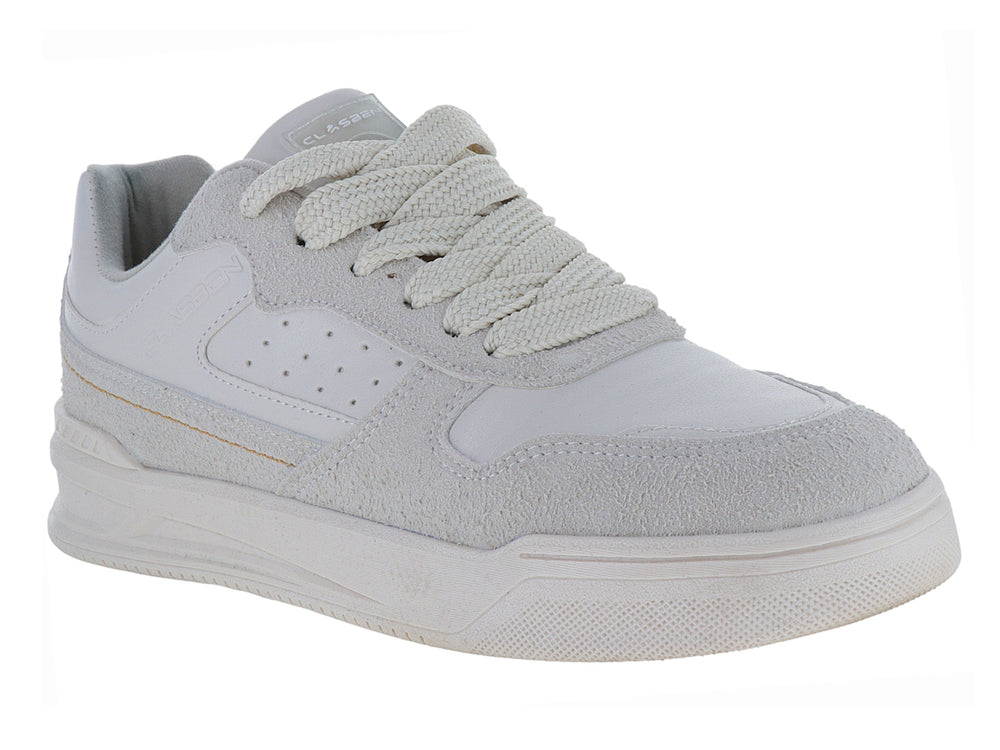 Tenis casuales color gris claro con suela blanca y detalles en gamuza.