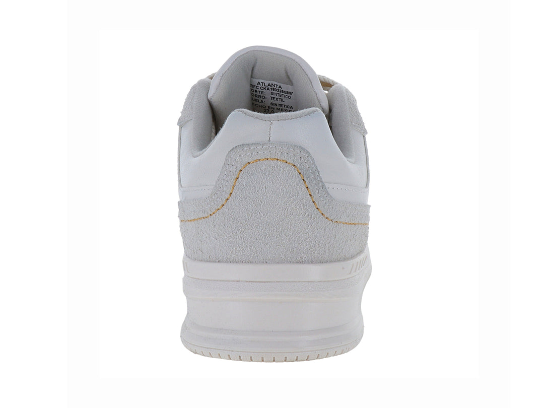 Tenis casuales color gris claro con suela blanca y detalles en gamuza.