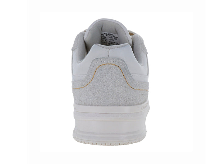 Tenis casuales color gris claro con suela blanca y detalles en gamuza.
