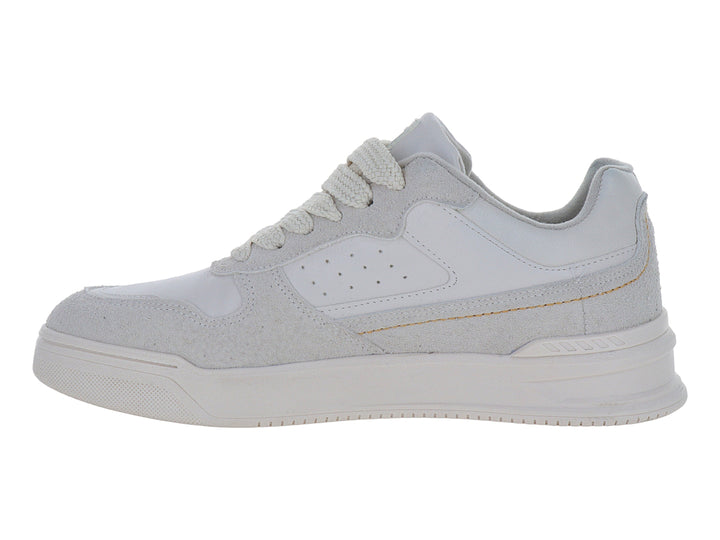 Tenis casuales color gris claro con suela blanca y detalles en gamuza.