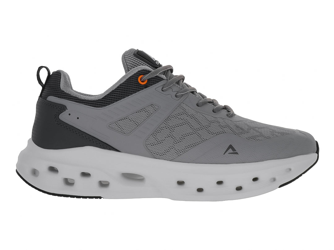 Tenis deportivos Clasben Coast en color gris oxford con suela blanca gruesa y detalles en naranja.