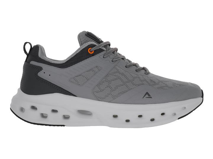 Tenis deportivos Clasben Coast en color gris oxford con suela blanca gruesa y detalles en naranja.
