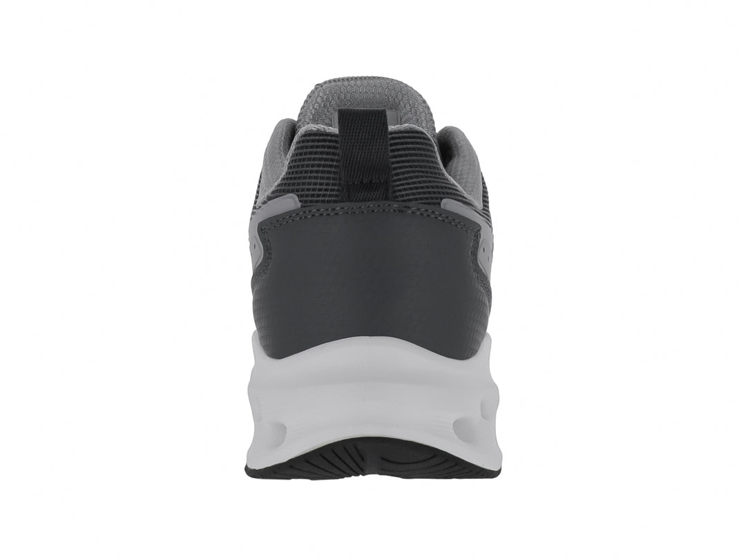 Tenis deportivos Clasben Coast en color gris oxford con suela blanca gruesa y detalles en naranja.