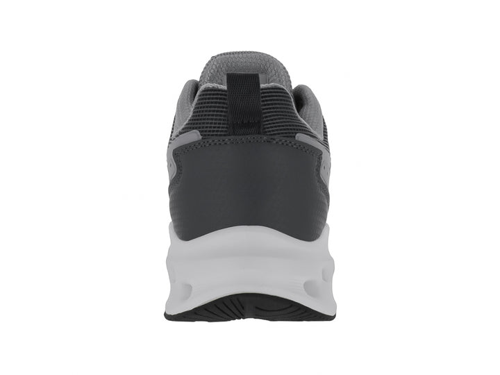 Tenis deportivos Clasben Coast en color gris oxford con suela blanca gruesa y detalles en naranja.
