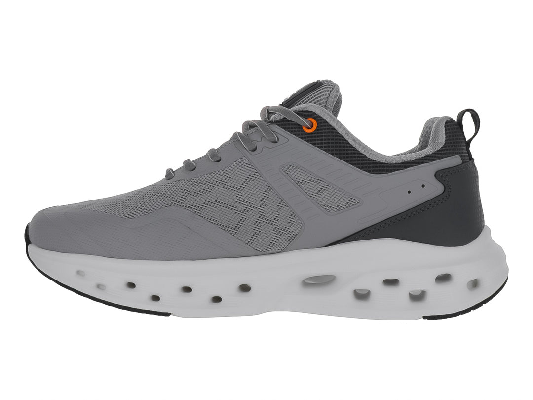 Tenis deportivos Clasben Coast en color gris oxford con suela blanca gruesa y detalles en naranja.