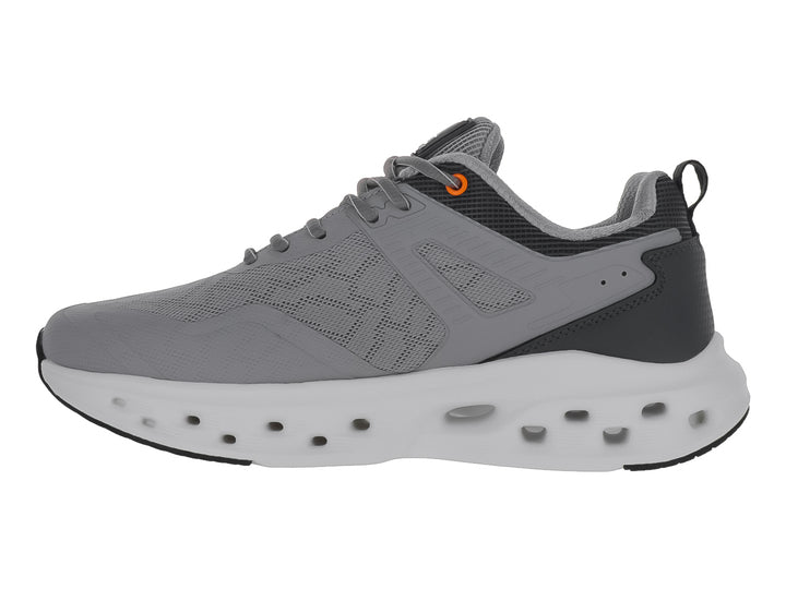 Tenis deportivos Clasben Coast en color gris oxford con suela blanca gruesa y detalles en naranja.