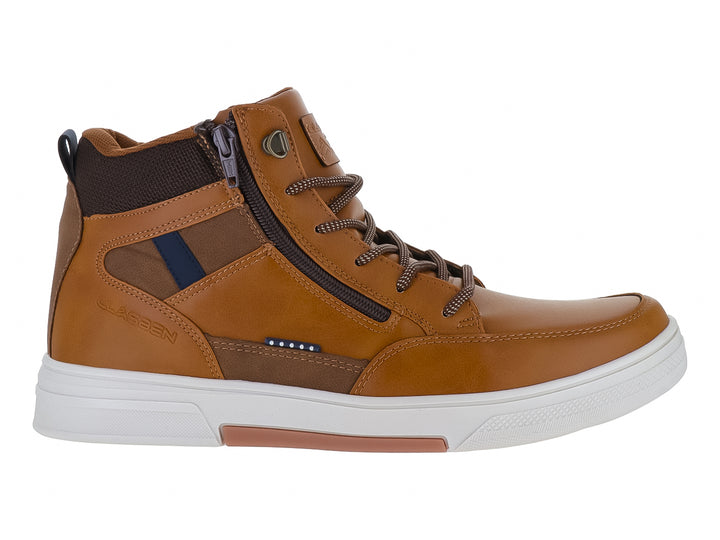Botín casual color camel con suela blanca, cordones y cierre lateral.