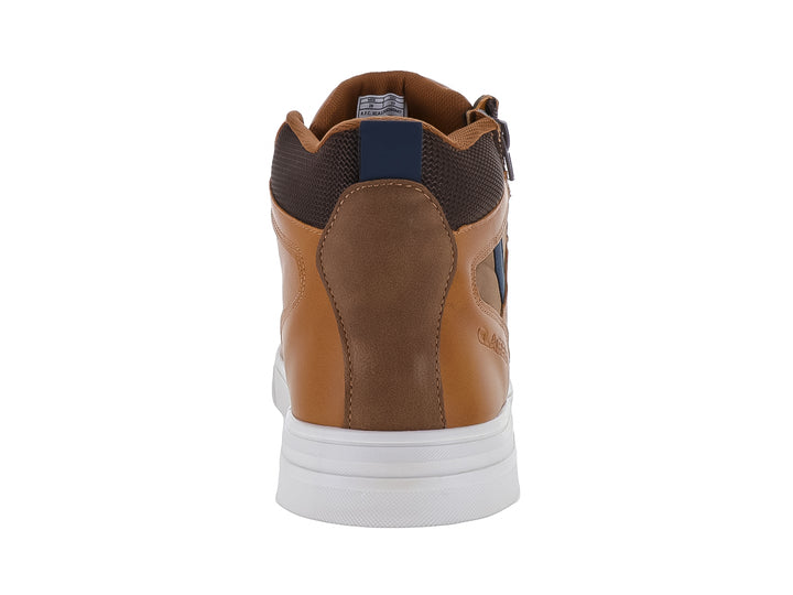 Botín casual color camel con suela blanca, cordones y cierre lateral.