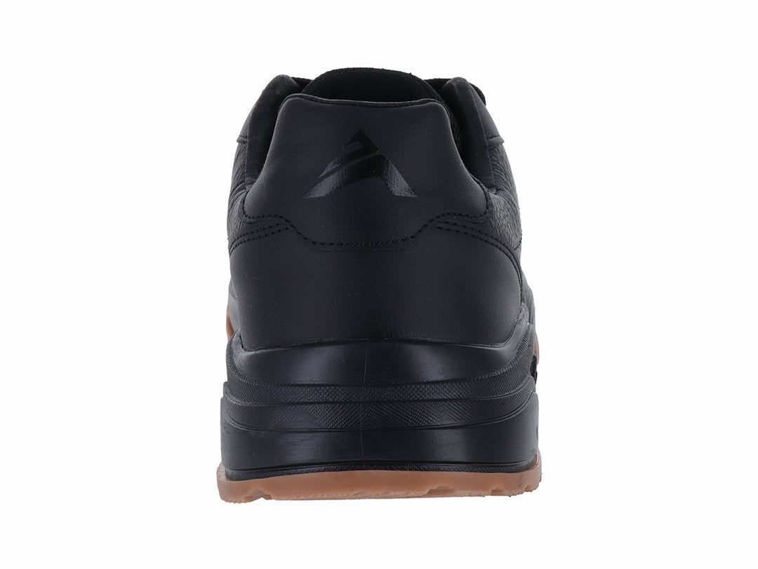 Tenis deportivos Clasben Byron en color negro con suela marrón, diseño moderno y cierre de cordones.