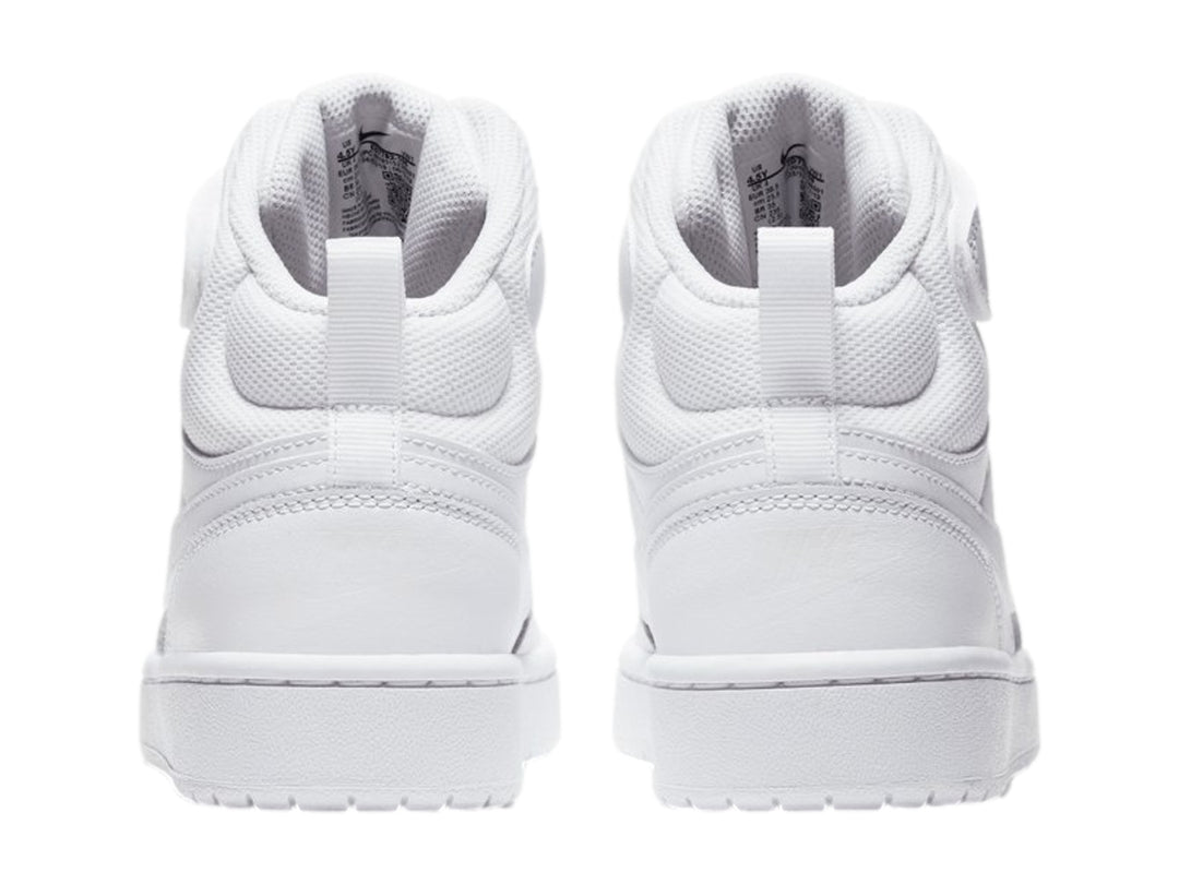 Tenis Nike Court Borough Mid 2 color blanco para niños con correa en el tobillo.