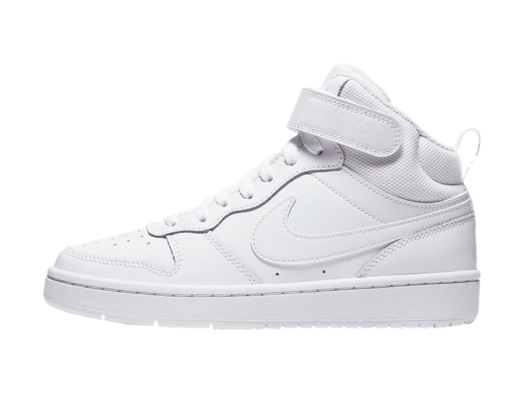 Tenis Nike Court Borough Mid 2 color blanco para niños con correa en el tobillo.