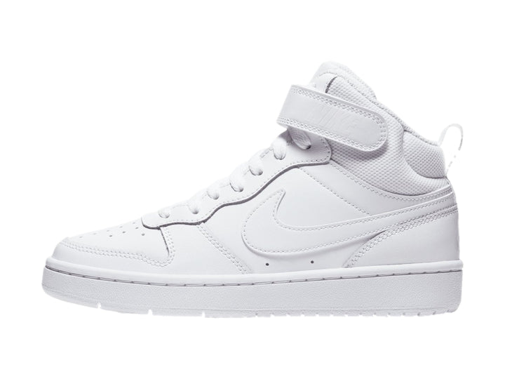Tenis Nike Court Borough Mid 2 color blanco para niños con correa en el tobillo.