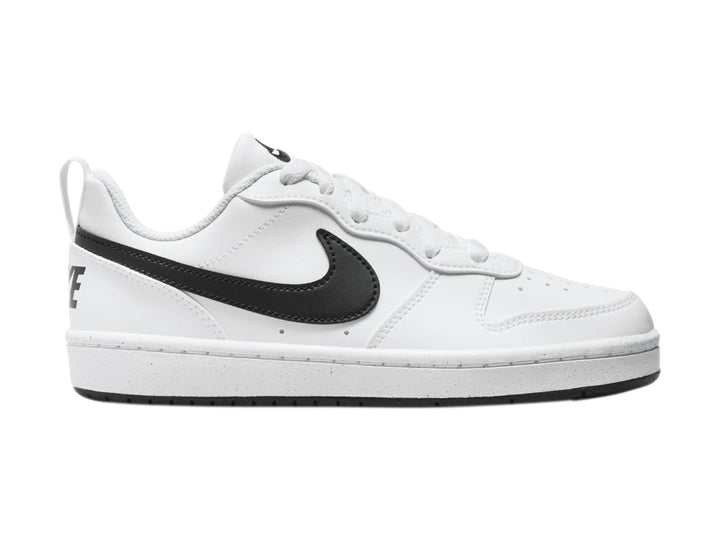 Tenis Nike Court Borough Low Recraft blancos con detalles y suela en color negro.
