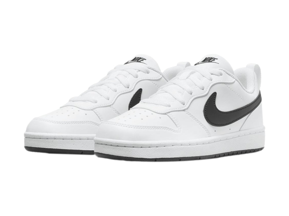 Tenis Nike Court Borough Low Recraft blancos con detalles y suela en color negro.