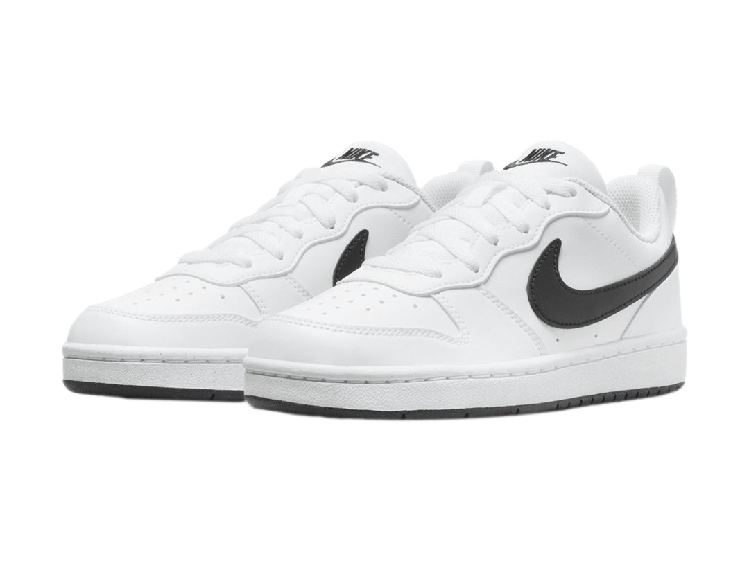 Tenis Nike Court Borough Low Recraft blancos con detalles y suela en color negro.